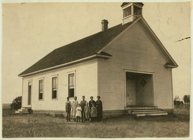 Pioneer School #13, six miles northwest of Shawnee, 1916. Courtesy Library of Congress.
